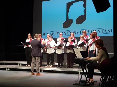 Imagen Un festival en el Teatro Juan Bravo clausuró el curso de las Aulas para Convivir Cantando