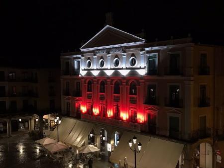 Imagen La Diputación de Segovia ilumina el Teatro Juan Bravo de color rojo con motivo del Día Europeo de la Lucha contra la Despoblación