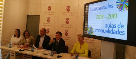 Imagen La Diputación amplía la oferta en las Aulas de Manualidades y las Aulas Sociales debido a la creciente demanda