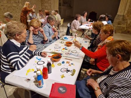 Imagen Los usuarios de los programas comunitarios de la Diputación de Segovia disfrutan de talleres artístico-educativos sobre la exposición...