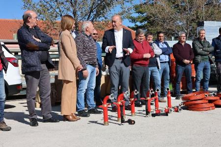 Imagen Los alcaldes de veinticuatro municipios de la provincia reciben lotes de material de protección contra incendios suministrados por la Diputación