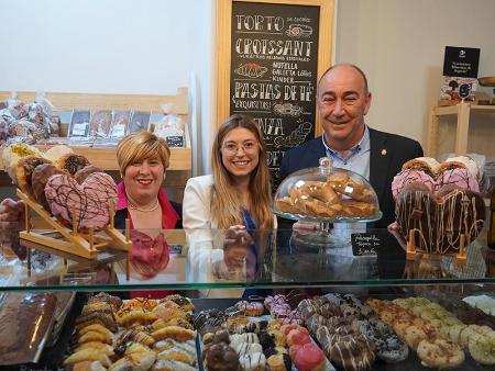 Imagen La panadería Los Mellizos, socio de Alimentos de Segovia, abre una tienda en la calle San Francisco con una exitosa inauguración que no quiso perderse el presidente de la Diputación