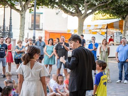 Imagen La diputada de Promoción Provincial y Desarrollo Rural Sostenible acompaña al mago Leonardo Sáez en la primera de sus actuaciones del programa de la EASS